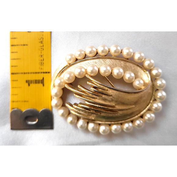 Signed Crown Trifari  Brooch Vtg Faux Pearls Goldtone Abstract Pin MCM 50s 60s - Picture 3 of 5